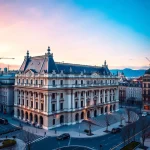Vue du Palais de Justice, mettant en valeur son architecture et son environnement.